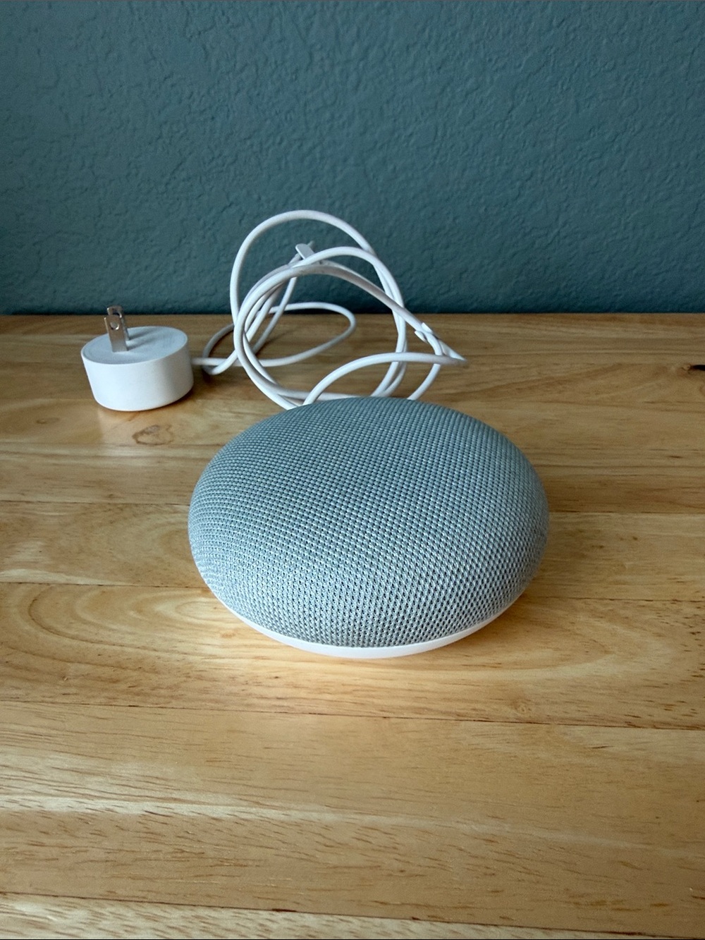 google Nest Mini Smart Speaker - Light Gray Fabric with White Base